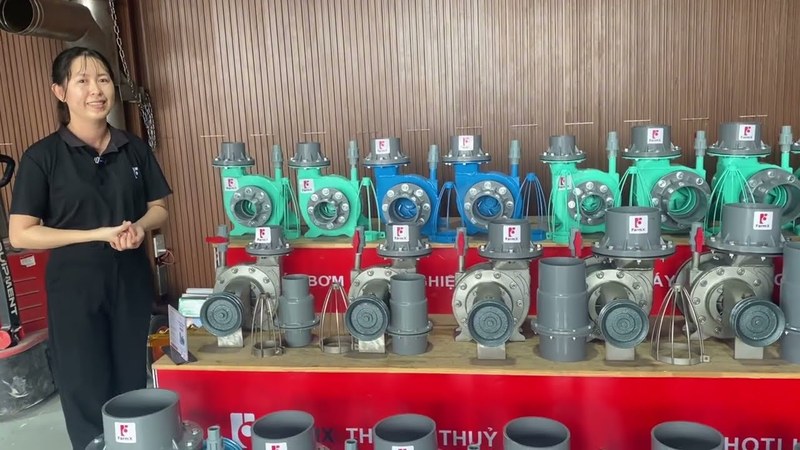 Ảnh bìa clip máy bơm nước FarmX cho ao tôm và ruộng vườn, nhân viên xưởng đứng bên hai hàng đầu bơm xếp sẵn